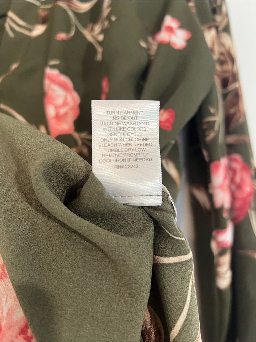 New York & Company Olive Green Floral V-Neck Blouse size Medium - Picture 8 of 9